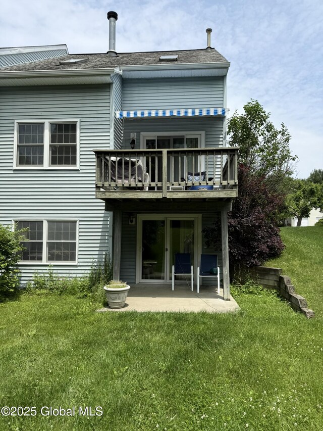 7048 Suzanne Ln, Guilderland, NY 12303 - rear view of property featuring a lawn, a deck, and a patio area