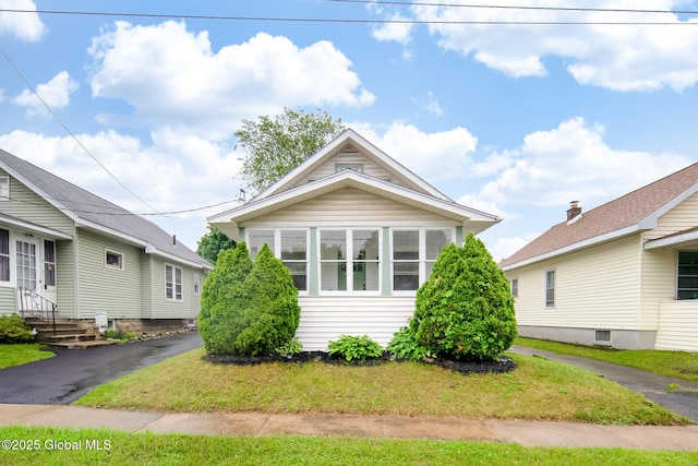 66 Roosevelt Ave, Schenectady, NY 12304 - shotgun-style home featuring a front lawn