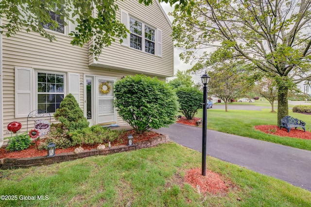 125 Bridgewood Ln, Colonie, NY 12189 - view of front of property featuring a front yard