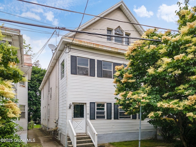 13 Barclay St, Albany, NY 12209 - view of front facade featuring entry steps and a balcony