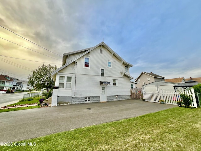 421 Michigan Ave, Schenectady, NY 12303 - view of side of property with an outbuilding