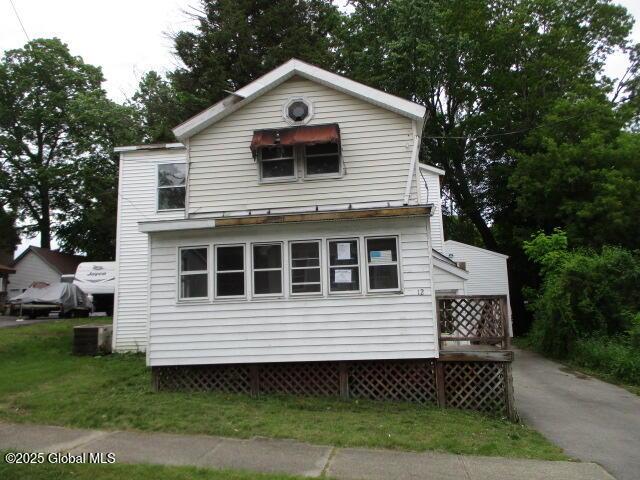 12 Chestnut St, Gloversville, NY 12078 - view of front facade featuring a front lawn