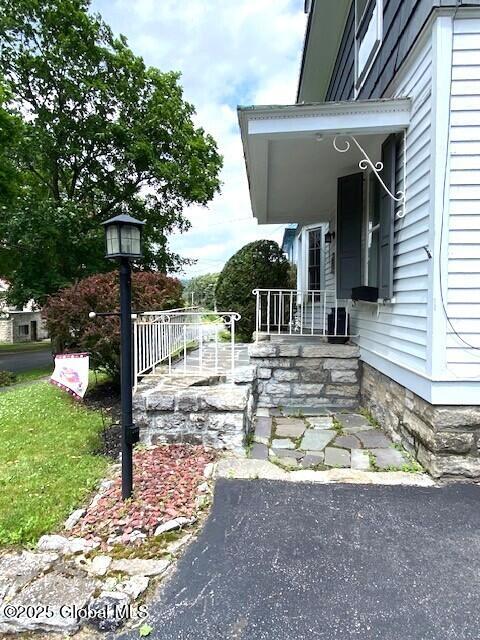 35 Walnut St, Canajoharie, NY 13317 - view of side of home