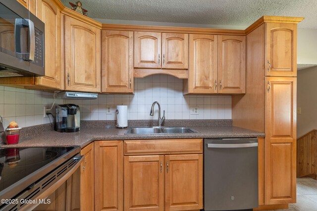 23 Tokay Ln, Colonie, NY 12309 - kitchen featuring stainless steel appliances, tasteful backsplash, dark countertops, and a textured ceiling