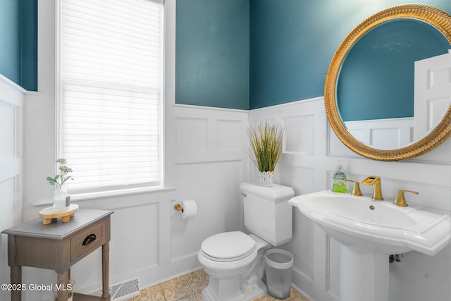 11 Fairview Ln, Halfmoon, NY 12118 - bathroom featuring a decorative wall and a wainscoted wall