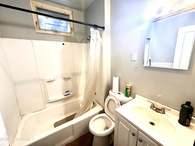 358 2nd St, Albany, NY 12206 - full bath featuring shower / tub combo with curtain and vanity