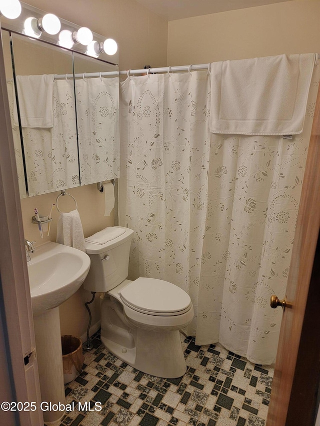 1045 Wallace Ave, Rotterdam, NY 12306 - bathroom featuring toilet and a shower with curtain