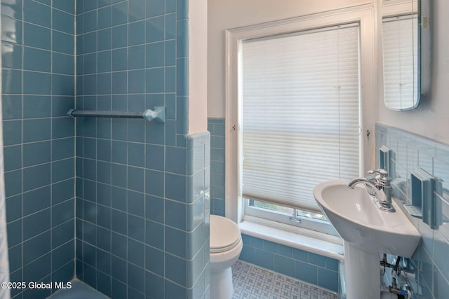 8 Front St, Schenectady, NY 12305 - bathroom with tile walls and tile patterned floors
