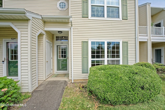 614 Apex Ln, Troy, NY 12182 - doorway to property