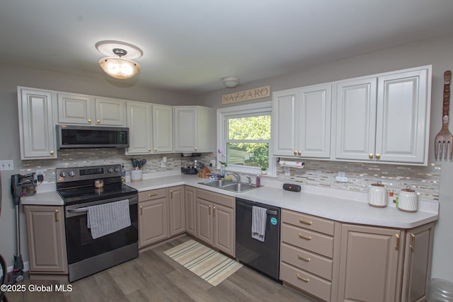 33 Woodside Dr, Glenville, NY 12302 - kitchen with stainless steel appliances, tasteful backsplash, light wood-style flooring, and light countertops