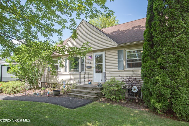 33 Woodside Dr, Glenville, NY 12302 - view of front of home featuring a front yard and roof with shingles
