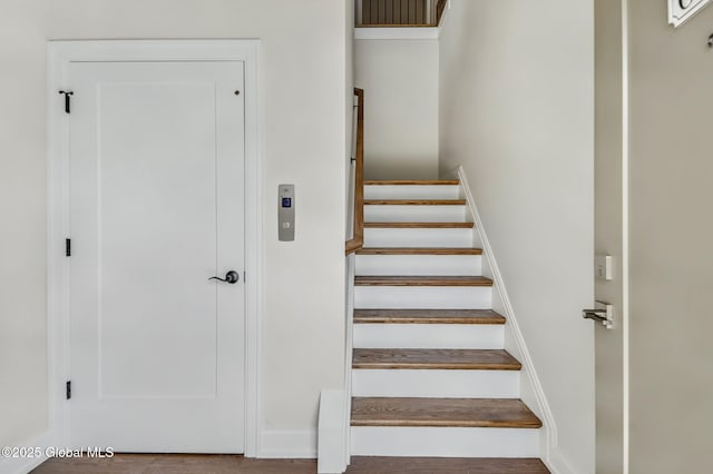 606 Vly Pointe Dr, Niskayuna, NY 12309 - view of stairway