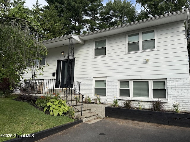 32 Winnie St, Albany, NY 12208 - bi-level home with brick siding