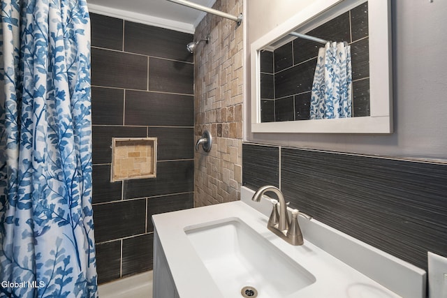 654 Sand Creek Rd, Colonie, NY 12205 - full bath featuring a shower with curtain and vanity