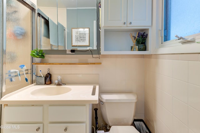 909 Ash Tree Ln, Niskayuna, NY 12309 - bathroom featuring tile walls, vanity, and backsplash