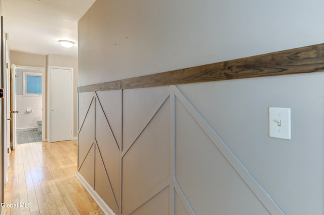 909 Ash Tree Ln, Niskayuna, NY 12309 - hallway featuring light wood-style floors and wainscoting