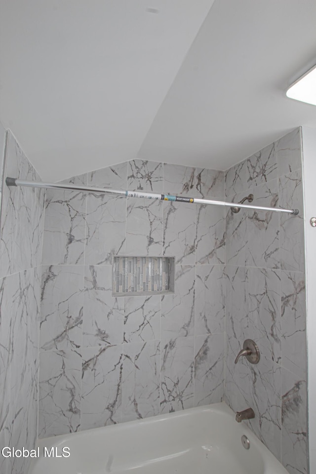 1628 Hawthorne St, Schenectady, NY 12303 - full bath featuring shower / washtub combination