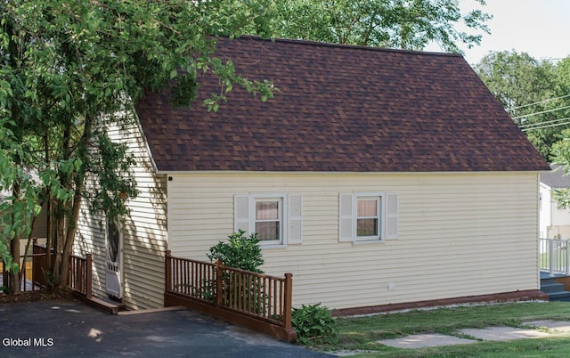 4 Hillside Ave, Schenectady, NY 12308 - view of home's exterior with a shingled roof