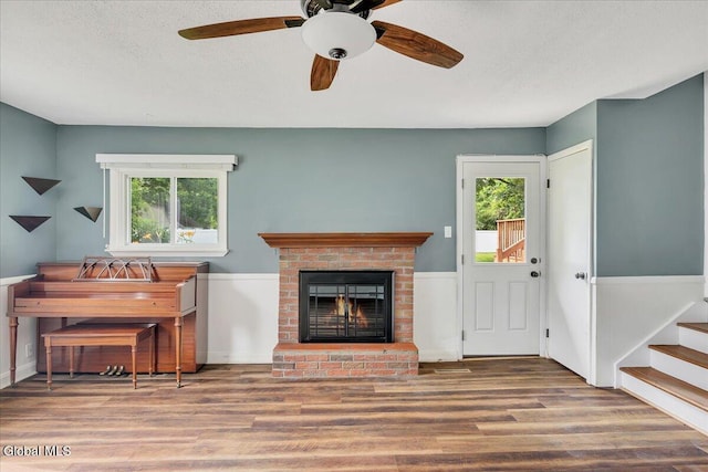 611 Via Ponderosa, Schenectady, NY 12303 - living area featuring wood finished floors, plenty of natural light, ceiling fan, and a textured ceiling