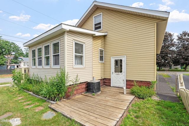 2780 Campbell Ave, Schenectady, NY 12306 - back of house with a gate