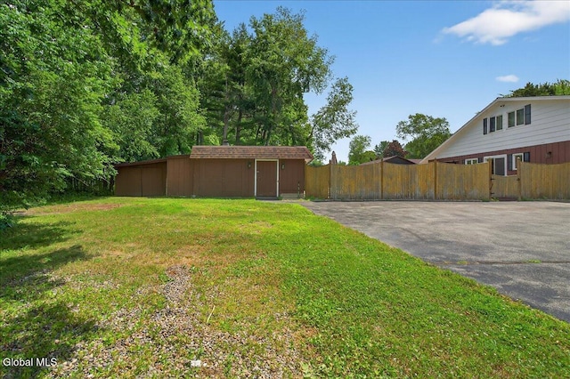 10 Heather Ln, Johnstown, NY 12078 - view of yard featuring an outbuilding