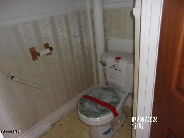 20 N 4th Ave, Ilion, NY 13357 - detailed view of toilet