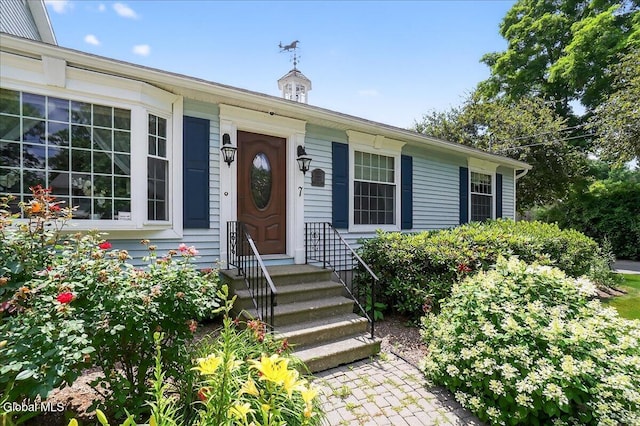 7 Marquette Ave, Colonie, NY 12110 - doorway to property