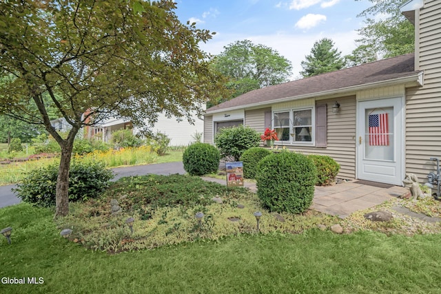 12 Jean Pl, Guilderland, NY 12303 - view of side of property with a lawn