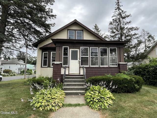 1822 7th St, Rensselaer, NY 12144 - bungalow-style home with a front lawn