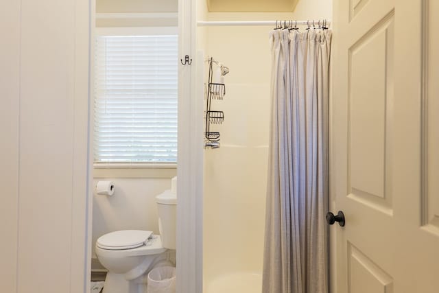 1611 N Patterson St, Valdosta, GA 31602 - full bathroom featuring toilet and curtained shower