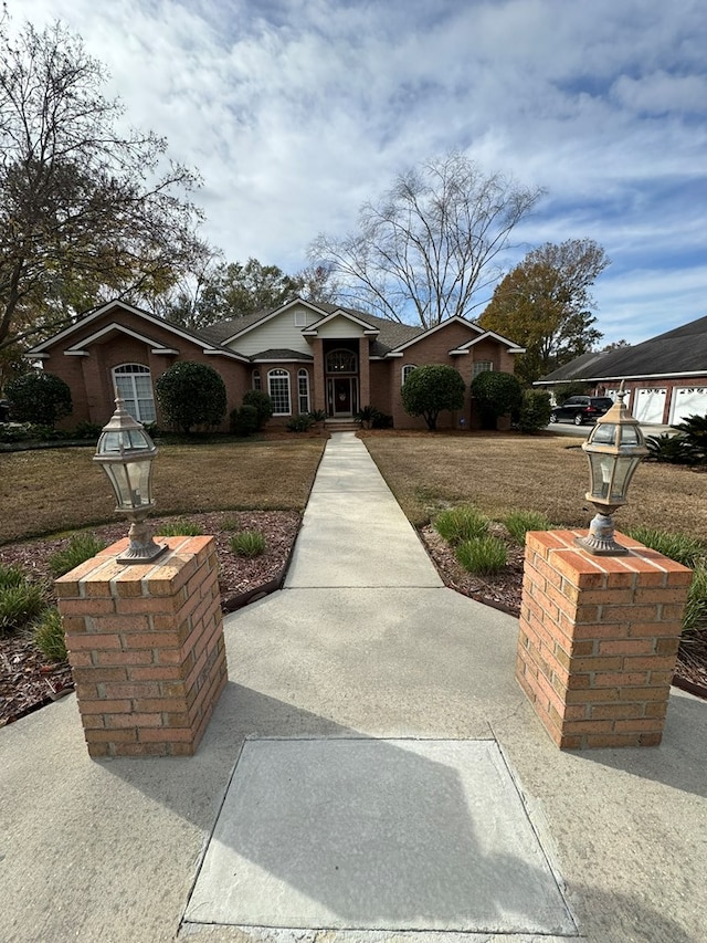 view of front facade with a front lawn