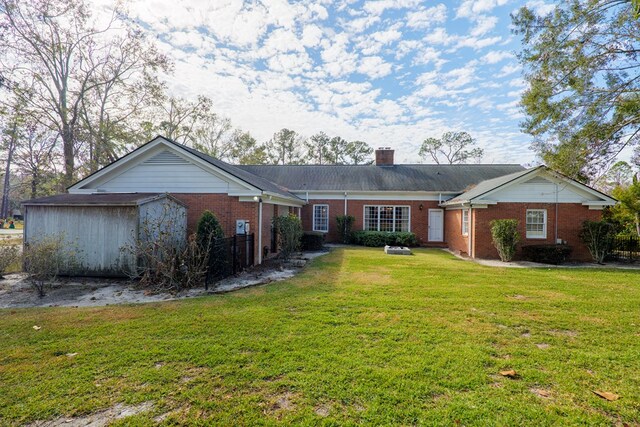 ranch-style house featuring a front lawn