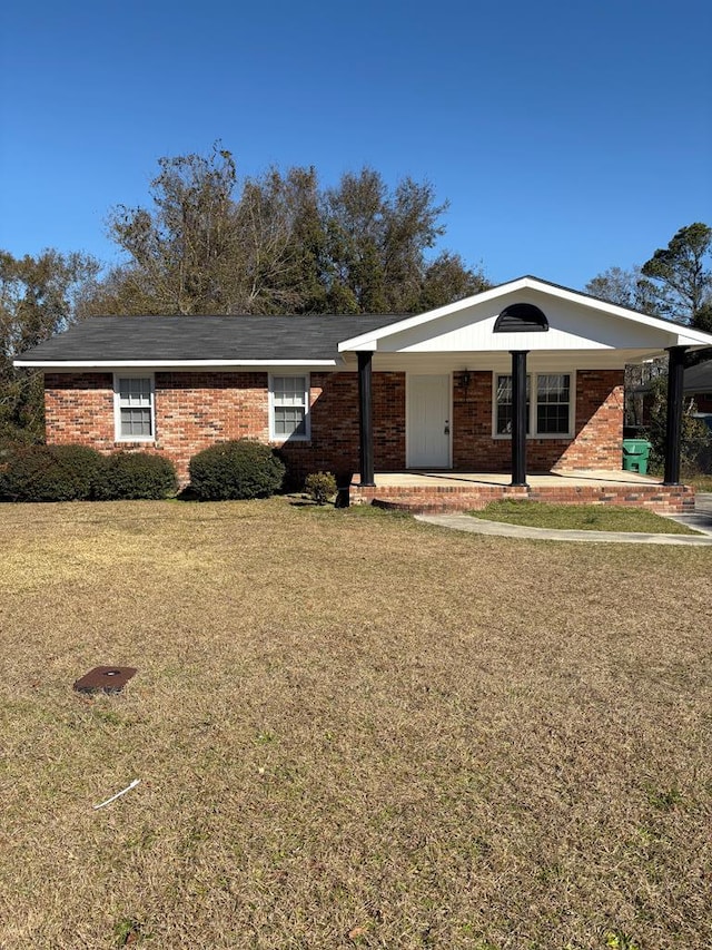 ranch-style home featuring a front lawn