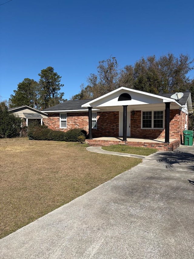 ranch-style home featuring a front yard