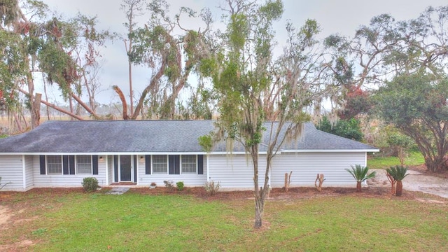 single story home with a front lawn