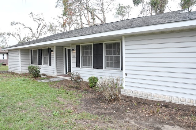 ranch-style house featuring a front yard