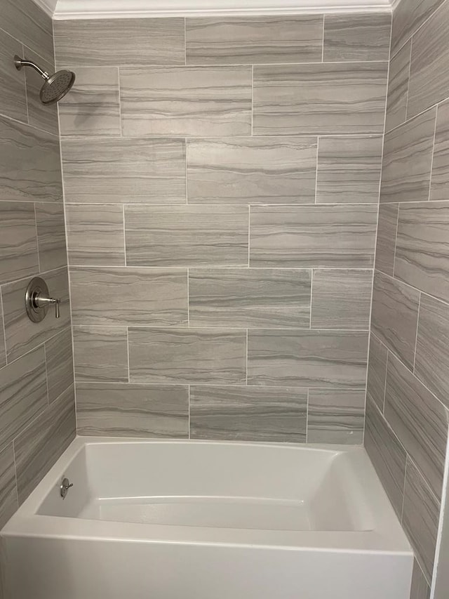 bathroom featuring tiled shower / bath