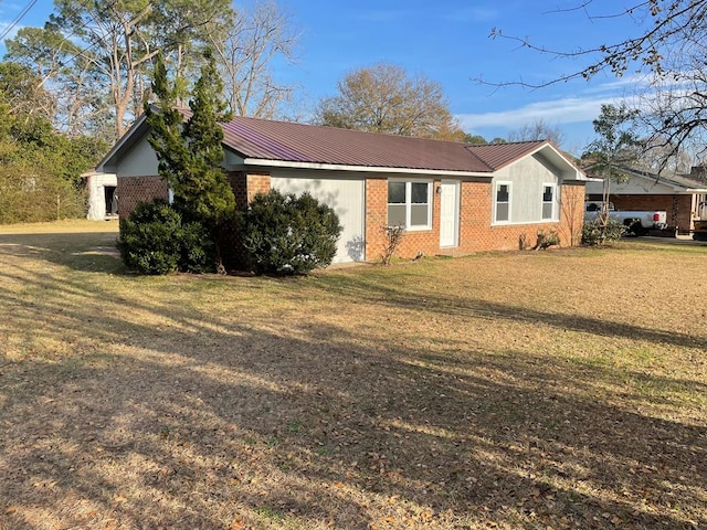 single story home with a front lawn