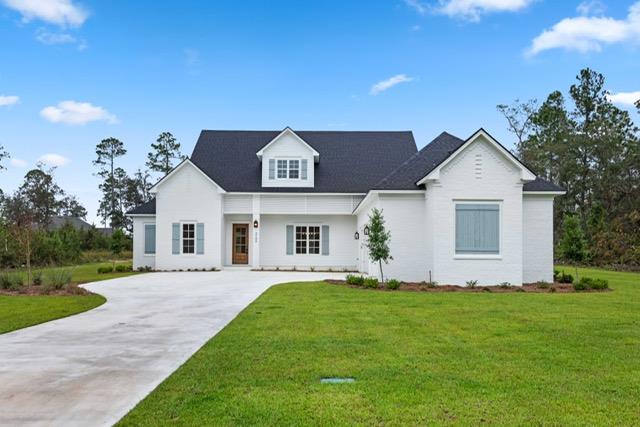 view of front of property featuring a front lawn