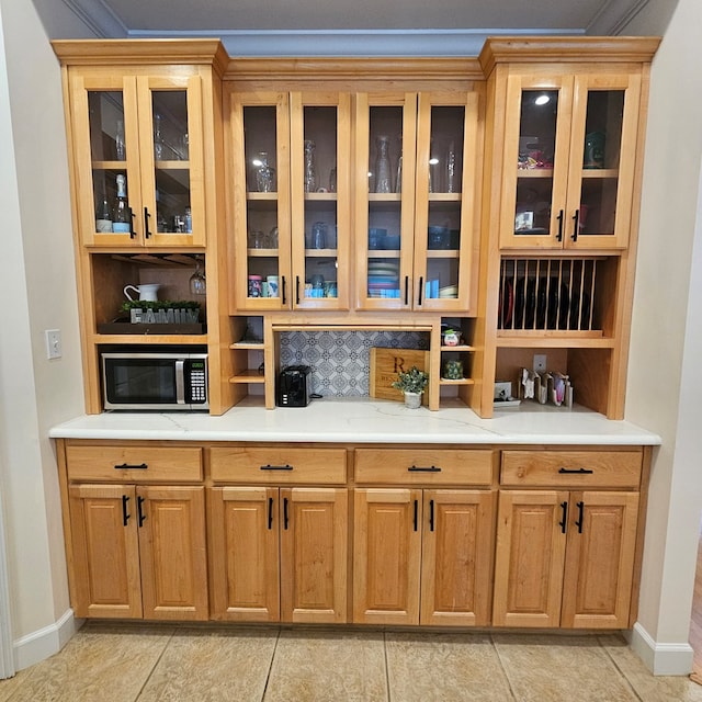 bar featuring backsplash