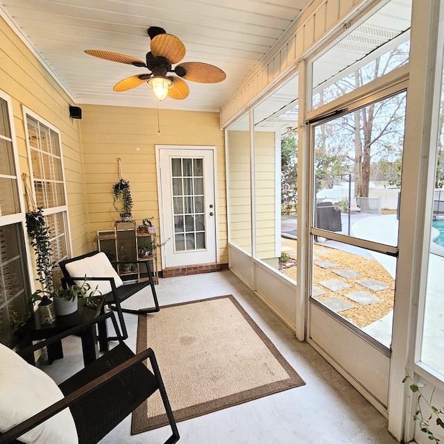 sunroom with ceiling fan