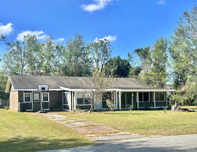 ranch-style home featuring a front yard