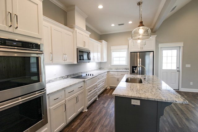 kitchen featuring stainless steel appliances, a sink, ornamental molding, white cabinetry, and dark wood finished floors