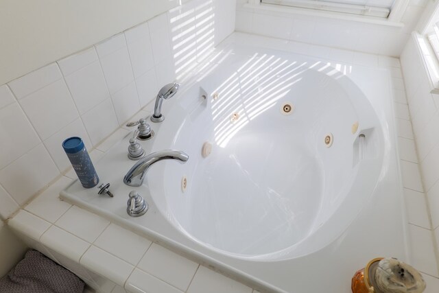 room details featuring tiled bath