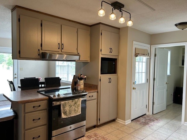 kitchen featuring a textured ceiling, black microwave, stainless steel electric range, light tile patterned floors, and under cabinet range hood