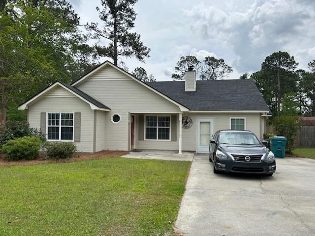 view of front of home featuring a chimney, a front lawn, and fence