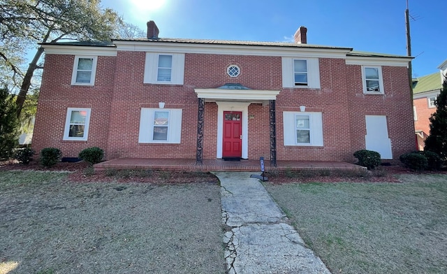 view of front facade with a front lawn