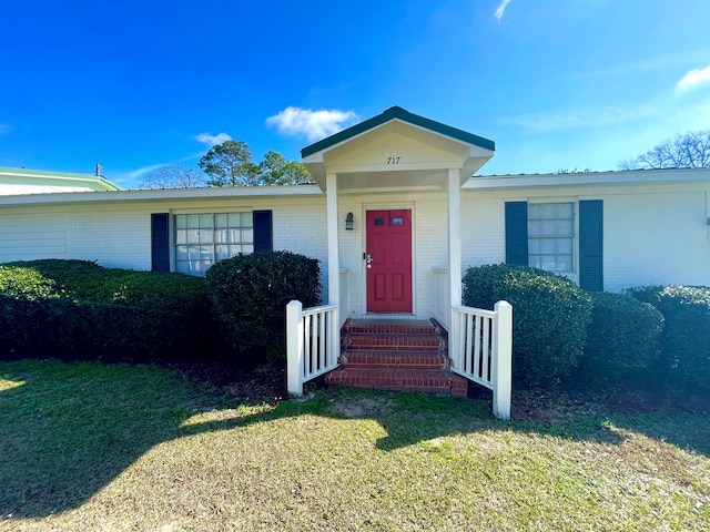 view of front of house featuring a front lawn