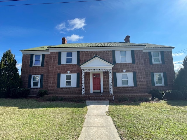 view of front of home featuring a front yard