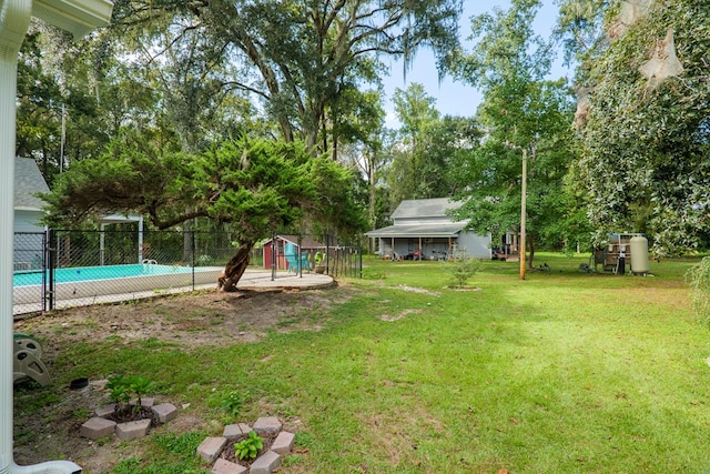 view of yard featuring a fenced in pool